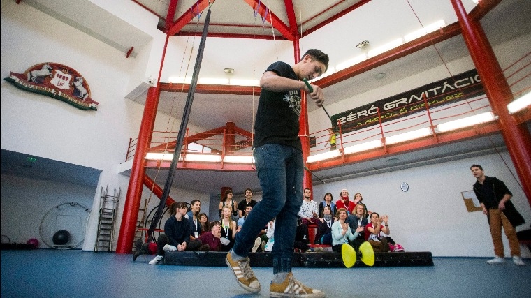 Társadalmi integrációt segítő nemzetközi cirkuszi képzés zajlik Budapesten