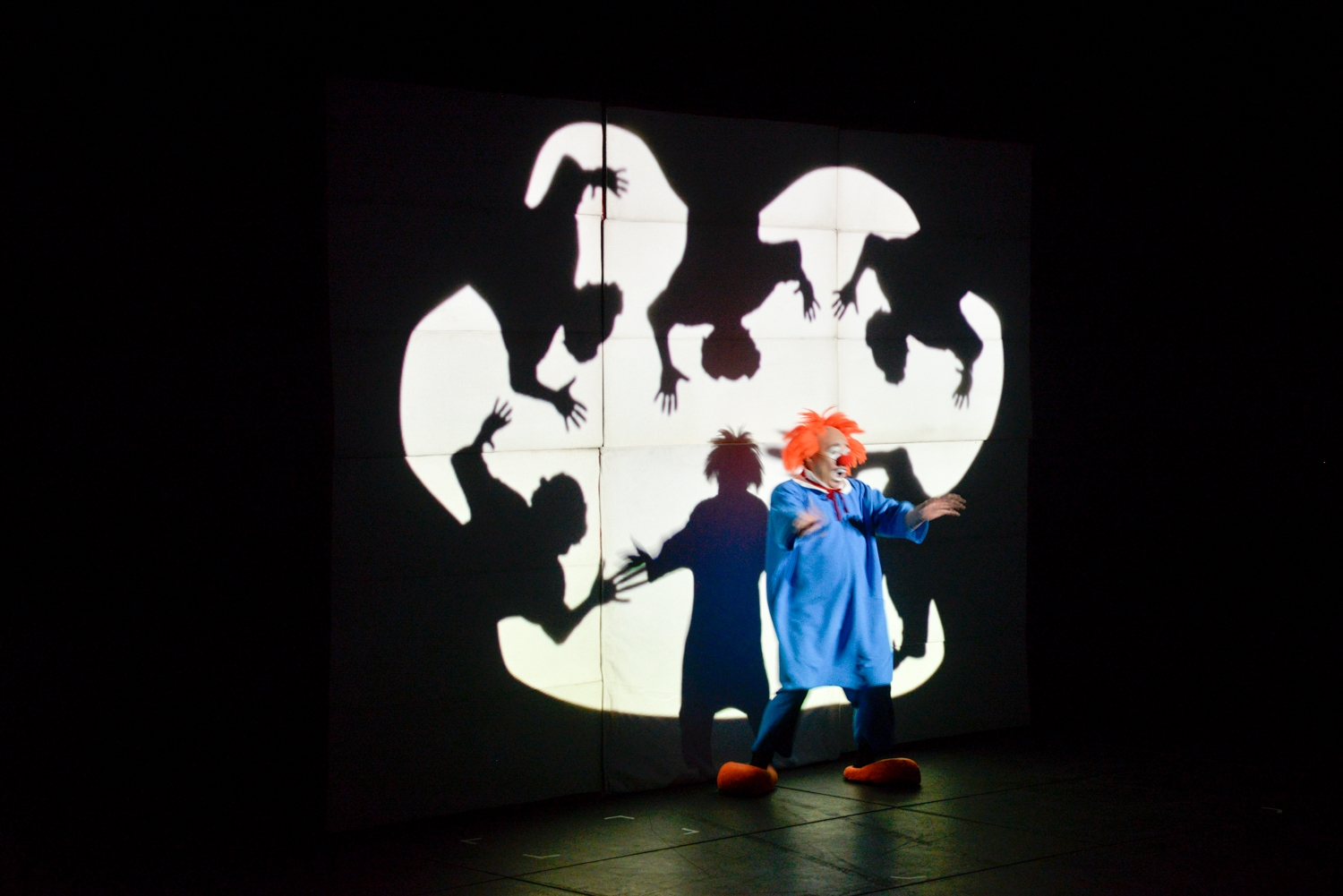Nemzetközi abszurd humor a Nemzeti Színházban: A Maski Theatre előadása