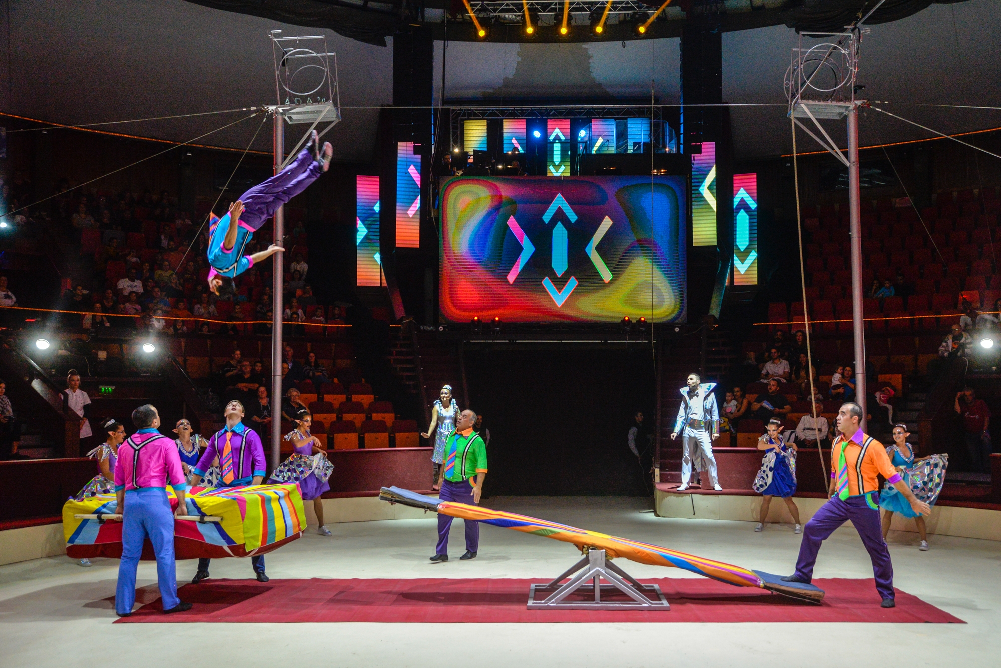 Odafigyelés és összetartás: Szikramanók – Karácsonyi kaland a cirkuszban artistadíszbemutató