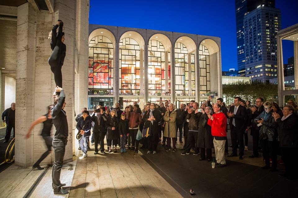 Fergeteges cirkuszi flashmobok az Operaház New York-i vendégelőadásai előtt