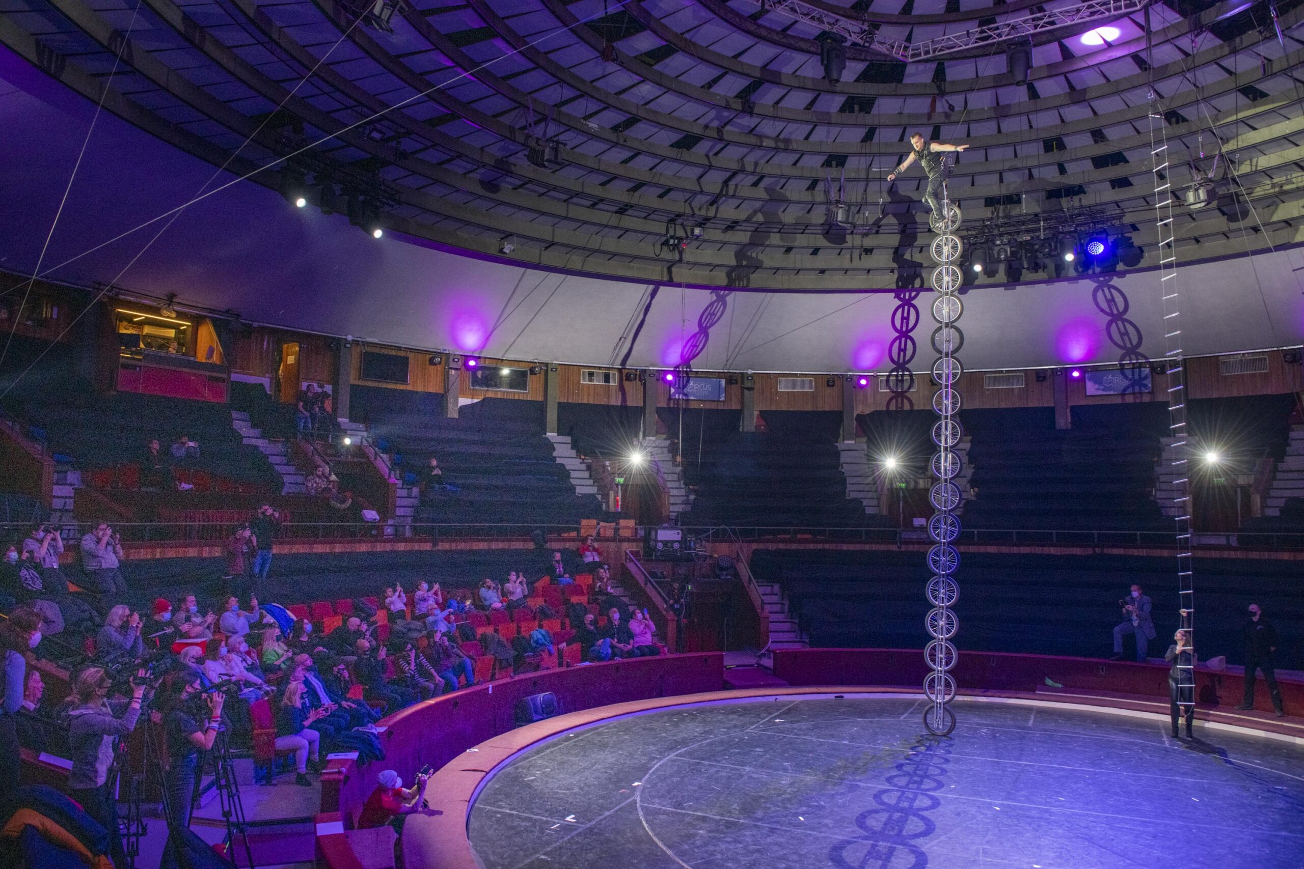 Pavel Valla Bertini a Fővárosi Nagycirkuszban Guinness-világrekorderré vált.Elképesztő produkcióját a 14. Budapest Nemzetközi Cirkuszfesztivál "B" versenyprogramjában is bemutatja a közönségnek. 