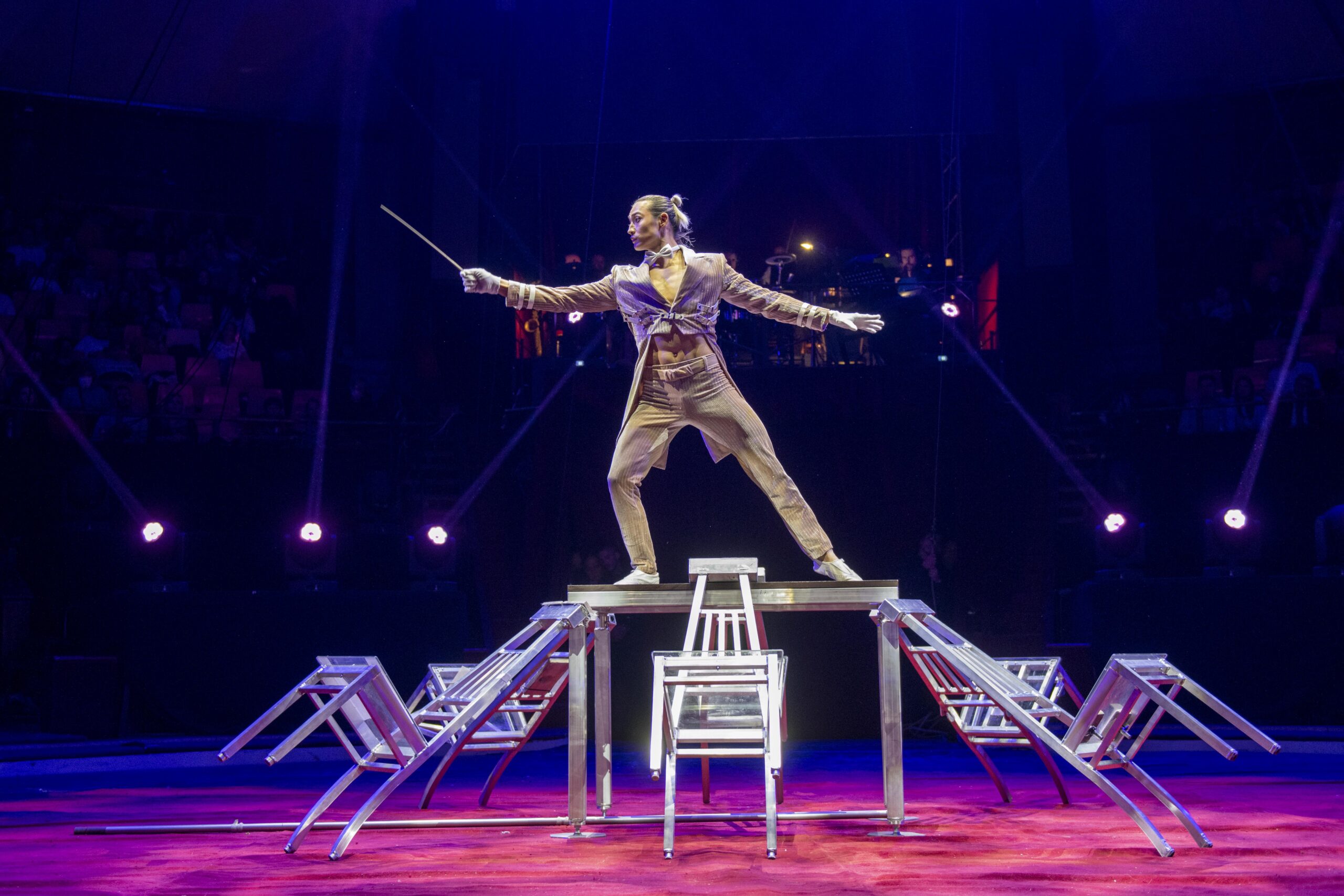 Lkhagva Ochir hét székből álló tornyon mutatja be trükkjeit. A világhírű artistaművész a Cirque du Soleil társulatának is oszlopos tagja volt. 