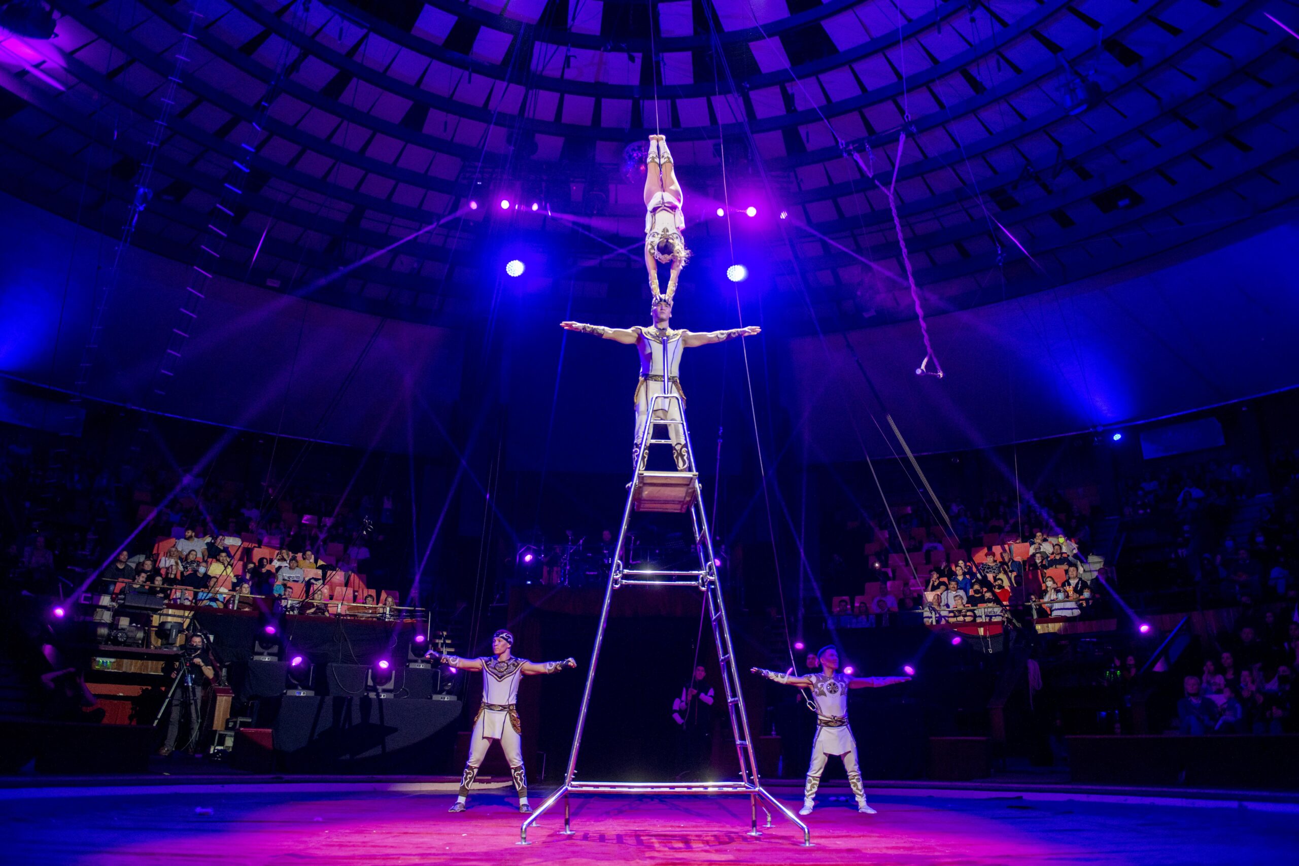 A cirkuszművészet világszerte átalakulóban van – Interjú Adlet Tikanovval