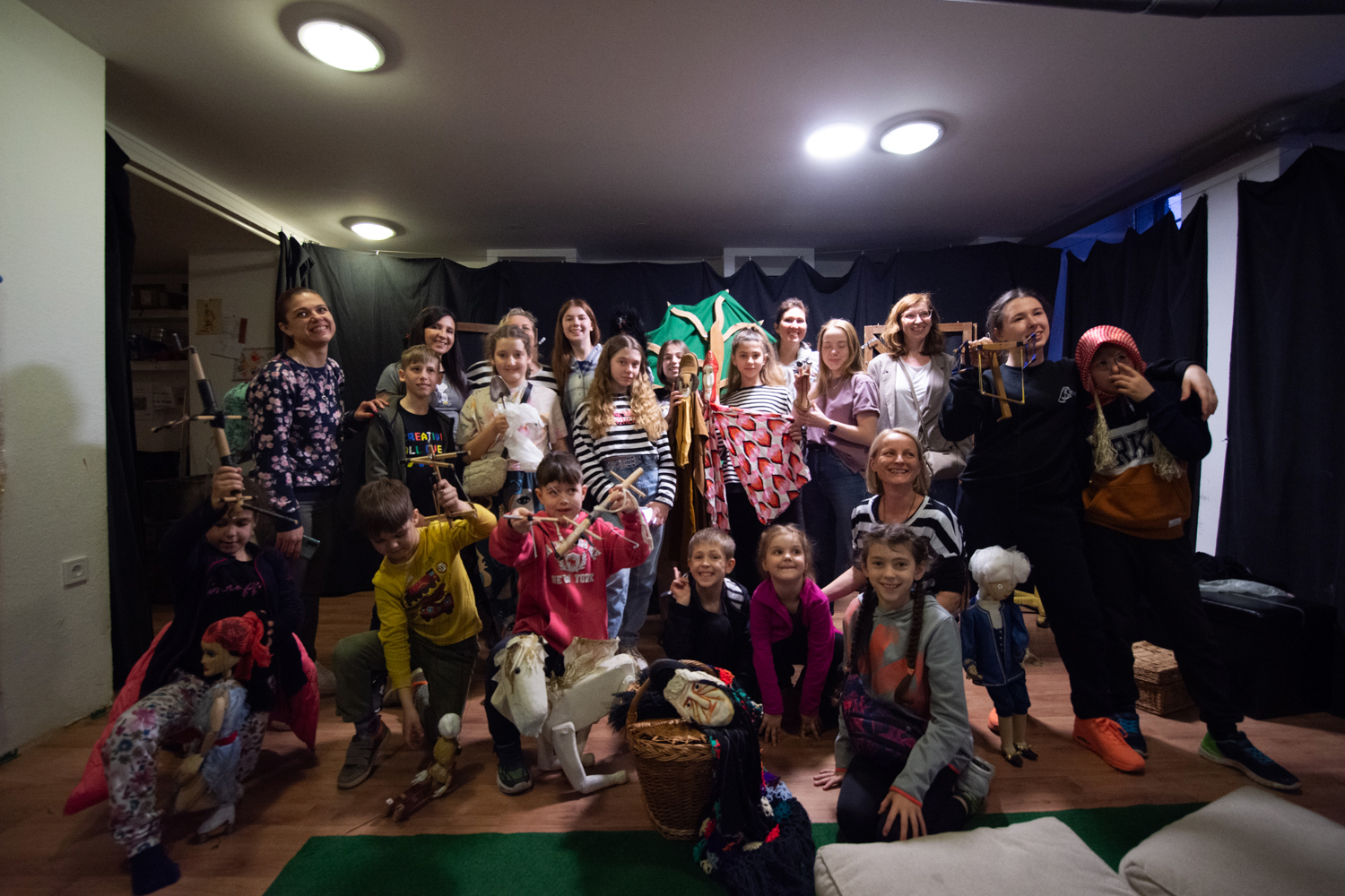 Interaktív bábjátékos foglalkozáson vettek részt az ukrajnai artista gyerekek