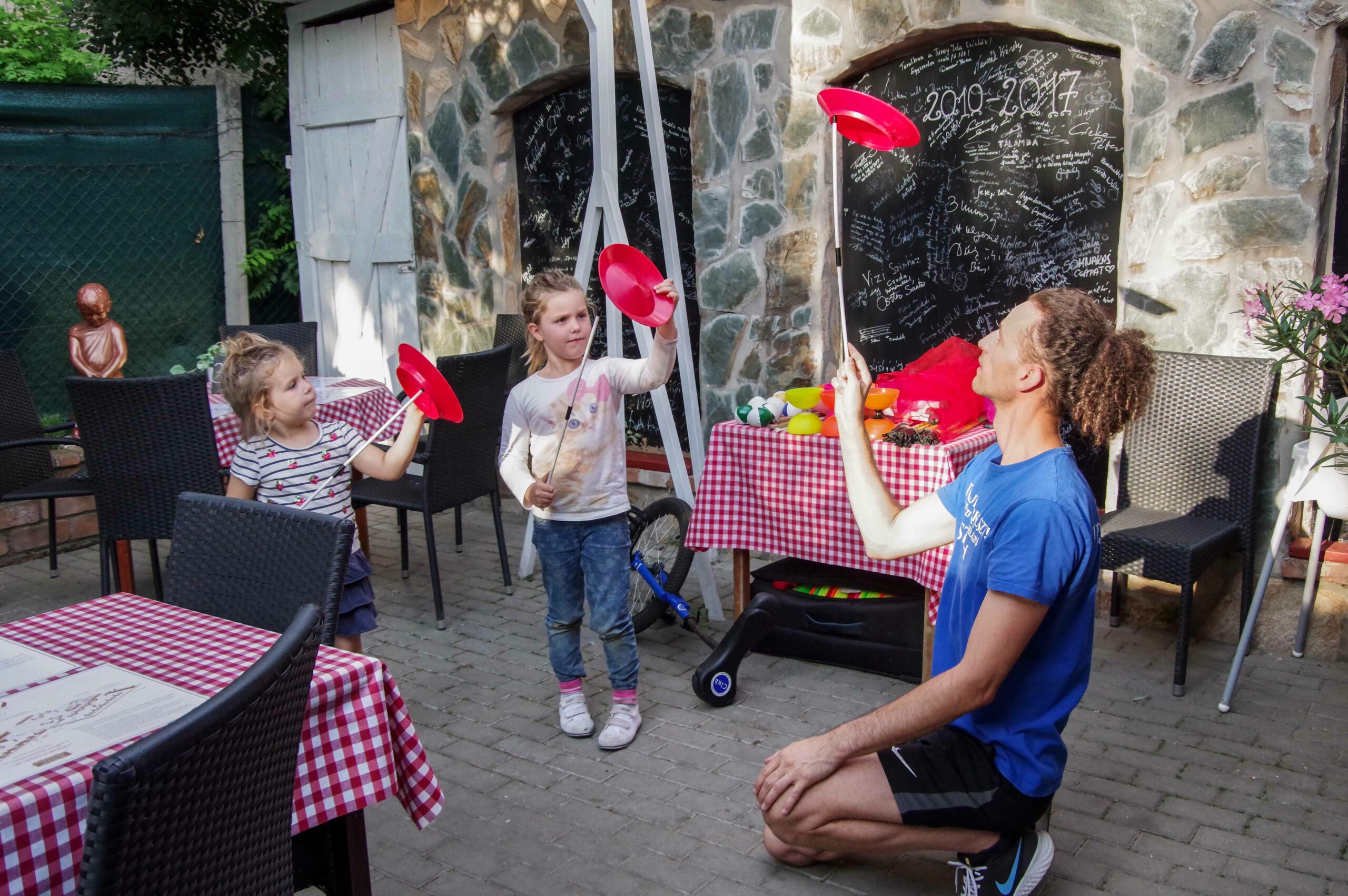 Hornyák István tányérzsonglőrözésre tanít kislányokat