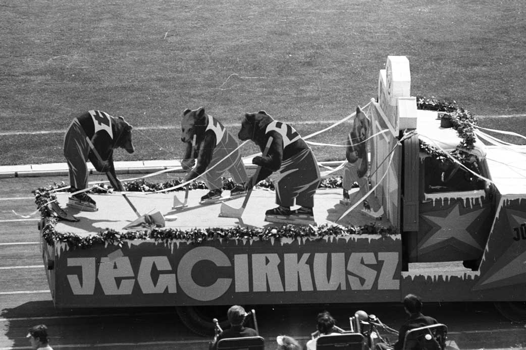 Az 1969-es előadást hirdető, jéghokizó medvékkel szenzációt keltő, mozgó reklámautó egy sporteseményen a Népstadion közönsége előtt. Forrás: Fortepan, Nagy Gyula, 1969.