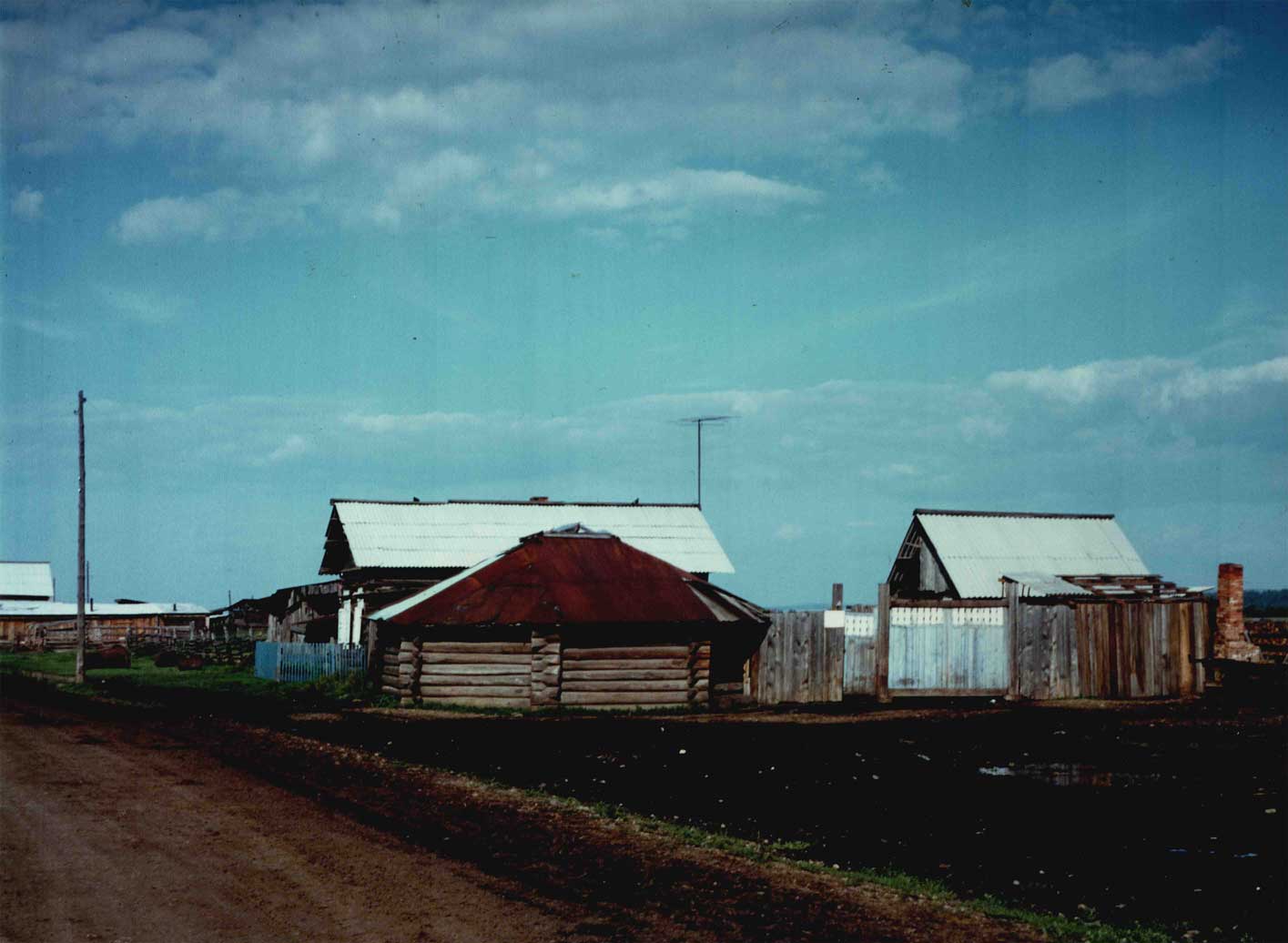 (Nyári) kerekház nyugat-burját faluban, 1998 nyara, Sántha István felvétele