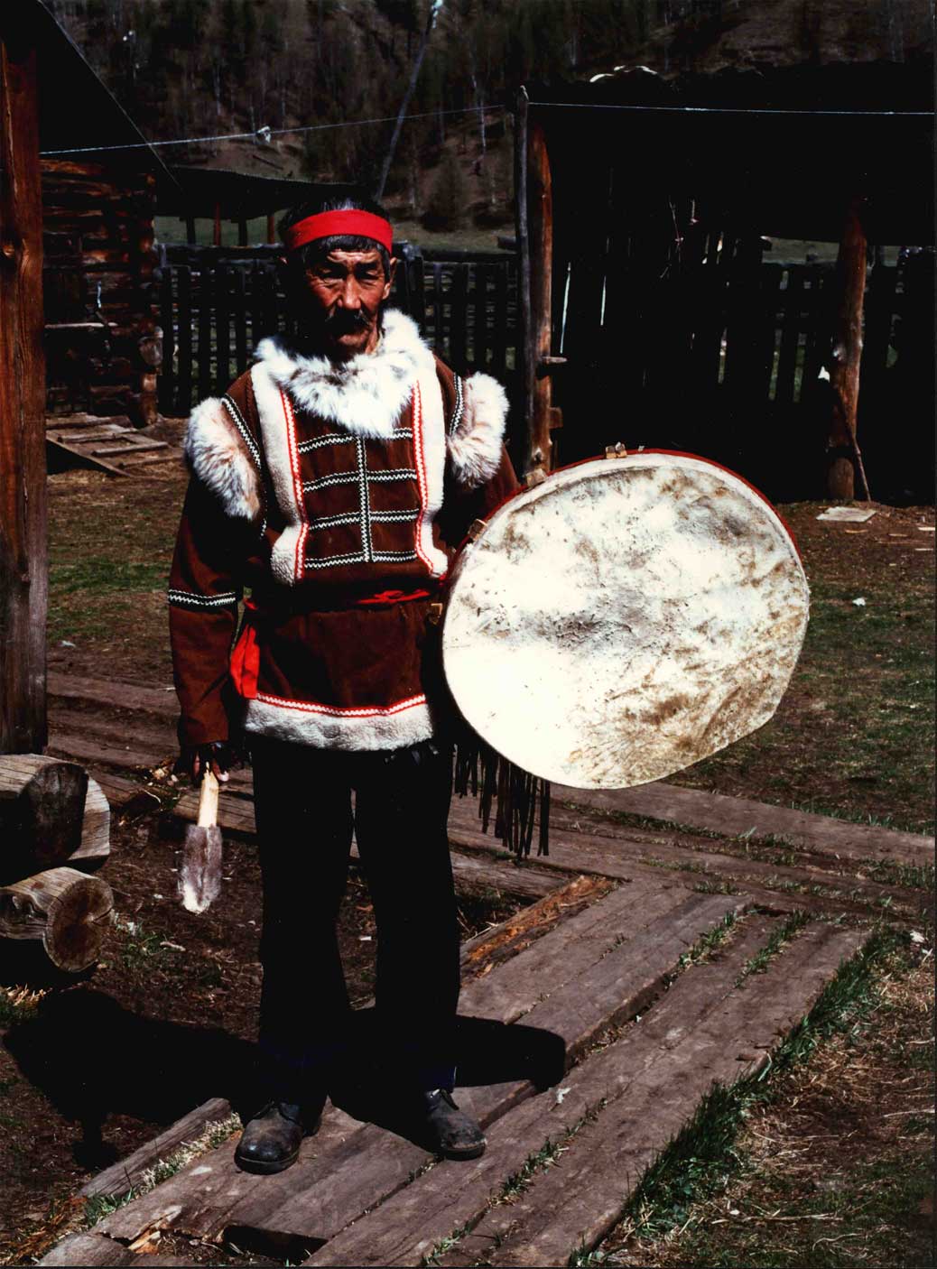 Az egyik legerősebb sámánok a tofák közül kerültek ki, akik a Kelet-Szajánban élnek. (Sántha István felvétele 1998 május-júniusában) 