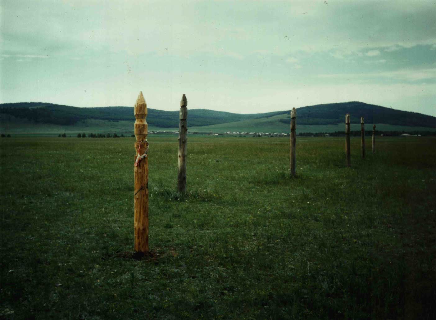 Szergék (lókikötő oszlopok) a nemzetségi szent hegy lábánál Nyugati-Burjátföldön 2000 nyarán. (Sántha István felvétele)