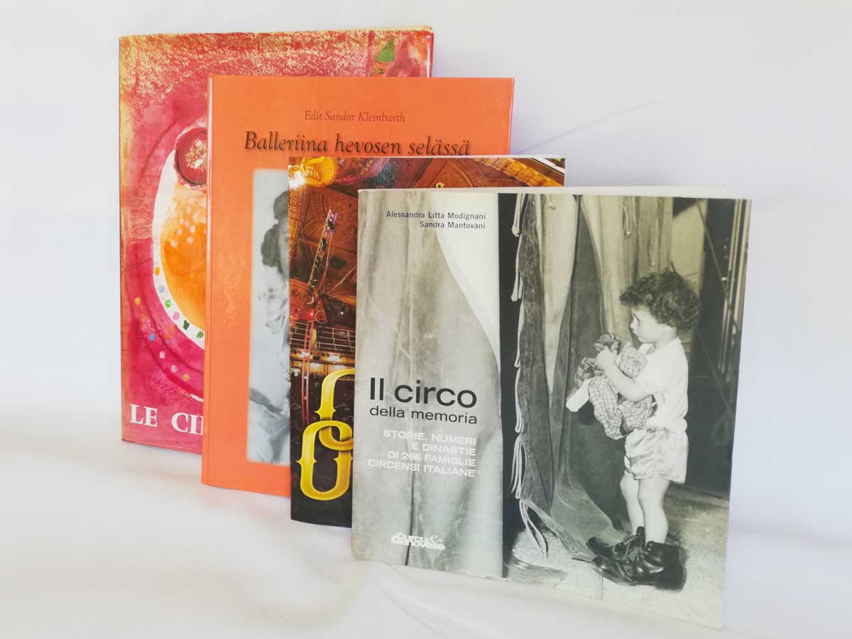 Könyvet hozott a posta! – Négy kötet cirkuszművészeti szakkönyvtárunk legújabb szerzeményeiből   