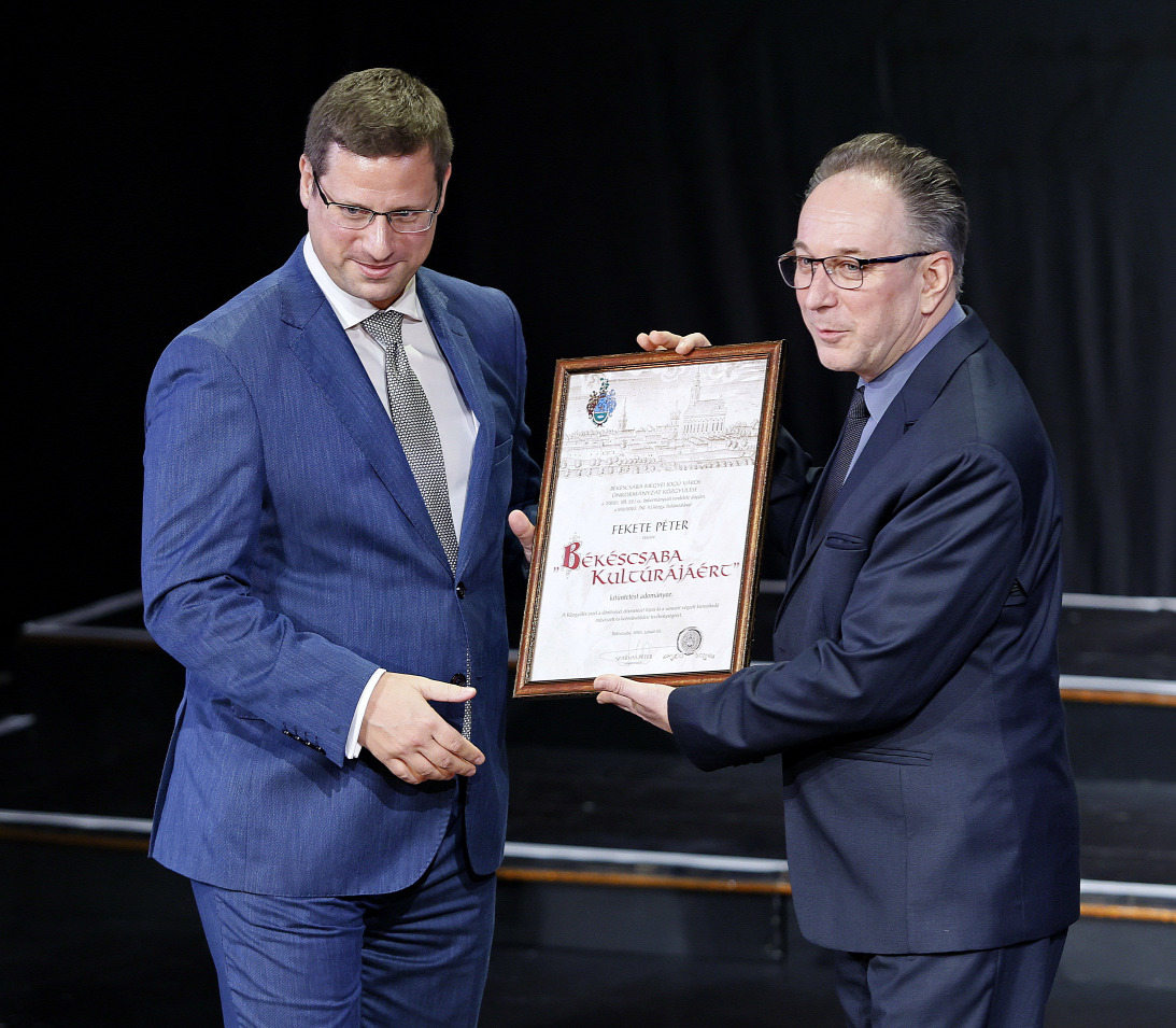 Gulyás Gergely díjat adott át Fekete Péternek