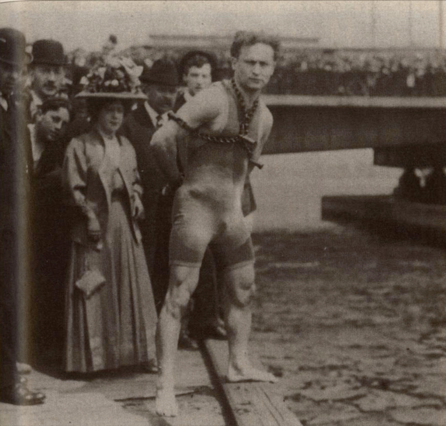 Houdini előszeretettel ugrott jeges folyókba, mutatott be víz alatti szabadulószámot. Forrás: Silverman, 2006.
