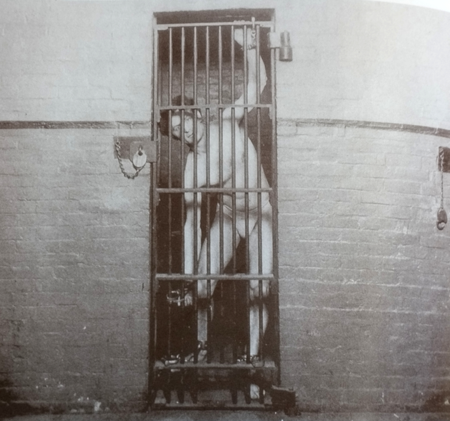 Szabadulás meztelenül egy börtöncellából. Forrás: Silverman, 2006.