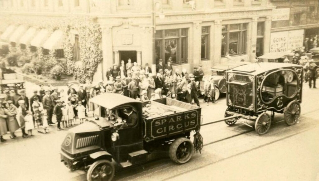 A Sparks Circus teherautóval vontatott calliope-ja 1927-ben. Forrás: circuswagons.org