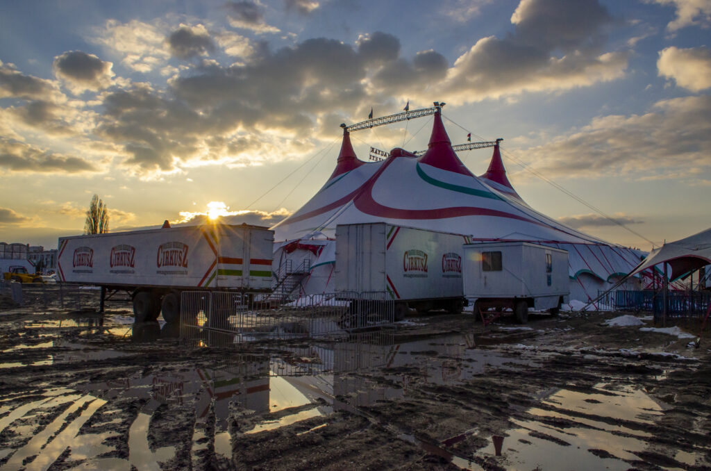 A Magyar Nemzeti Cirkusz műanyag óriássátra Budapesten, a Pólus Center melletti cirkusz téren, 2013-ban. Fotó: Urbán Ádám
