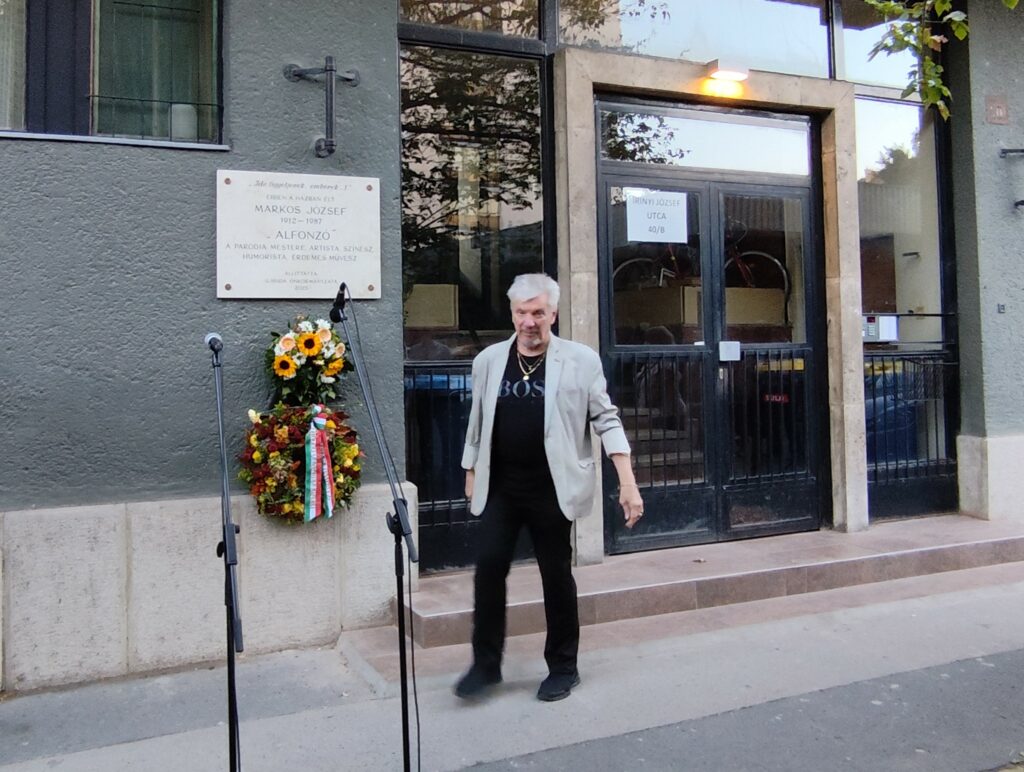 A ceremónia zárásaként, Újbuda Önkormányzata mellett, a Fővárosi Nagycirkusz és a cirkusztársadalom képviseletében Graeser József Dodi is elhelyezte az emlékezés virágkoszorúját.
