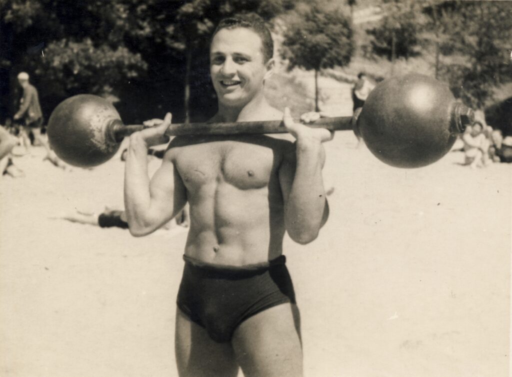 Alfonzó kivételesen erős testalkattal rendelkezett, ezért untermannként, ún. vagyis alsó emberként kezdte cirkuszi pályafutását. A kép 1935-ben készült. Forrás: Fortepan / Kármentő Éva 
