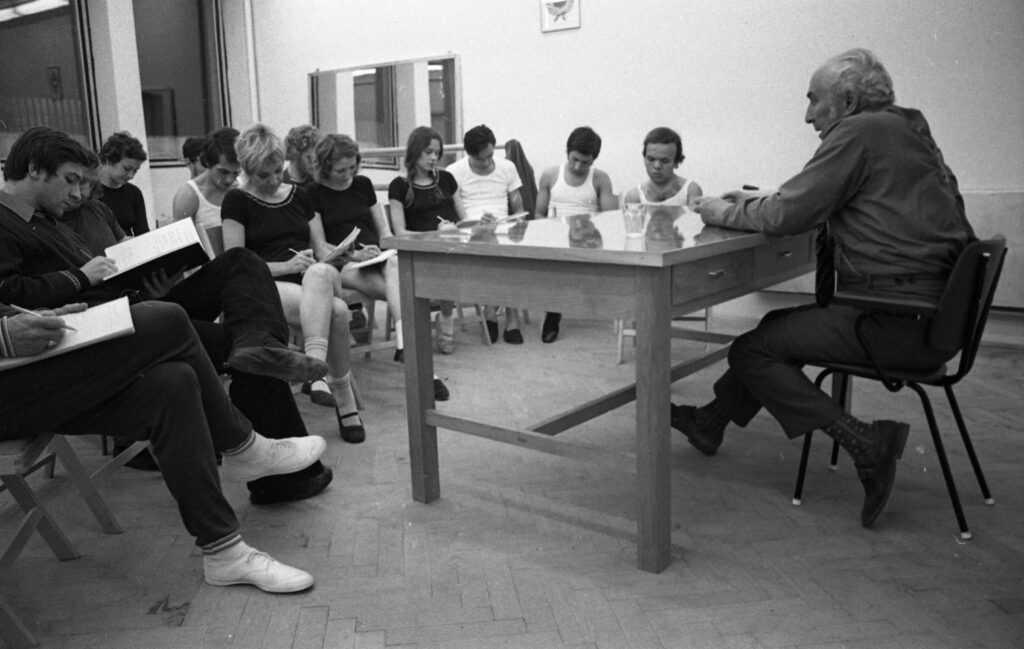 Alfonzó az Állami Artistaképző Intézet bohóctanszakos hallgotóinak tart órát 1973-ban.