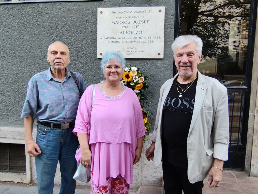 Markos György, Joó Emese és Graeser József Dodi 2025. szeptember 22-én Újbudán, Markos József „Alfonzó” frissen felavatott emléktáblájánál.